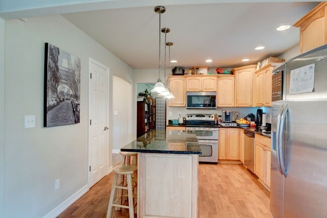 Building Photo - 3 Bed 2 Bath beautiful home on a corner lot in Admirals Cove