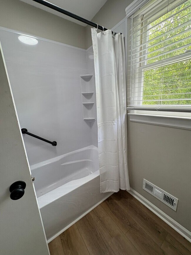 Building Photo - Lovely 3 Bedroom 2 Bath Home in Easley!! H...