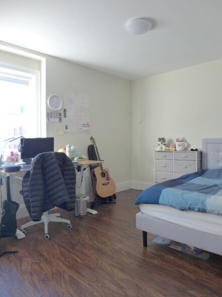 Building Photo - 8 Newcomb St