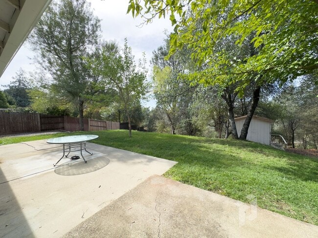 Building Photo - Spacious Home on the West Side of Redding ...