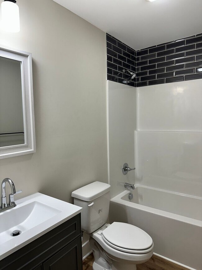 Building Photo - 102 W 15th Ave