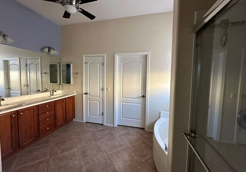 Building Photo - 538 W Chatfield St