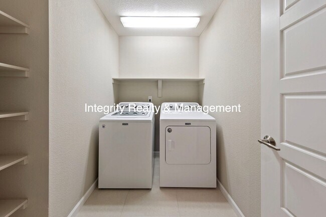 Building Photo - 3 Bed/2.5 Bath Townhome, 1999 sq ft, 2160 Meadows Blvd Unit A