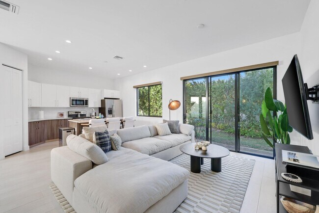 Building Photo - 2201 Florida Blvd