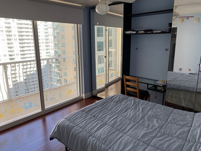 Building Photo - 1200 Brickell Bay Dr