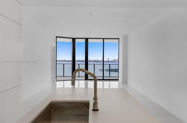 Building Photo - 700 NE 24th St