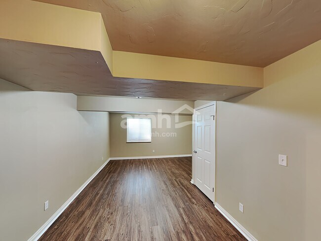 Building Photo - 1329 E 410 S St