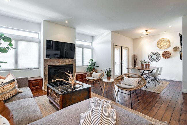 Building Photo - 109 W Montecito Wy