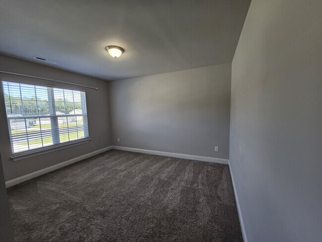 Building Photo - 214 Gracyns Dr