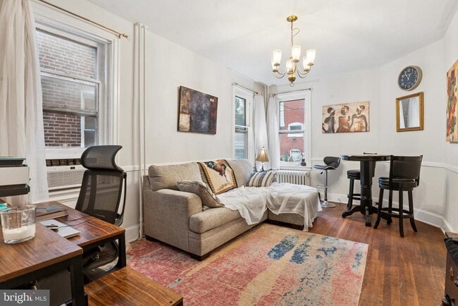 Building Photo - 505 W 19th St