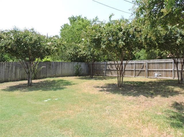 Building Photo - 11927 Hoblitzelle Dr