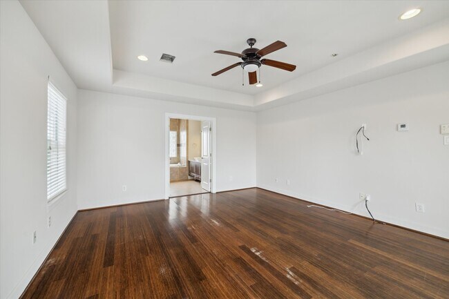 Building Photo - 3041 Clinton Dr