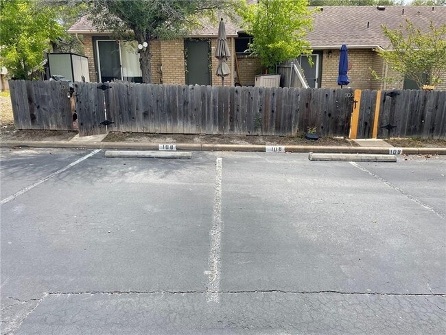 Building Photo - 1015 E Yager Ln