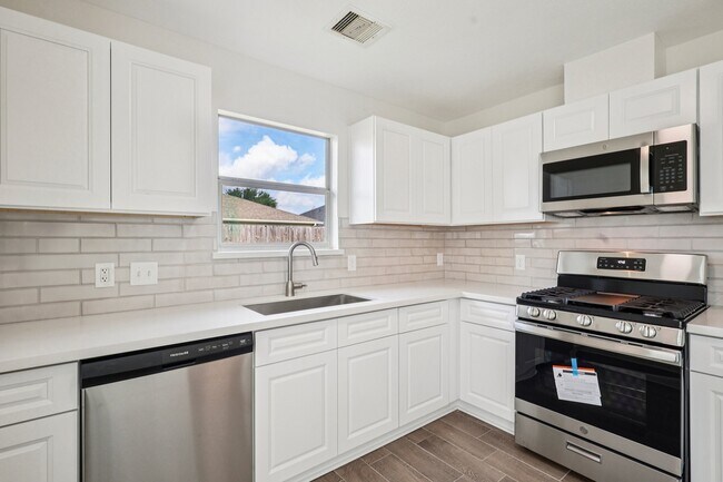 Building Photo - 11926 Panay Dr