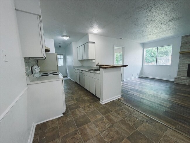 Building Photo - 9906 Hundred Oaks Cir