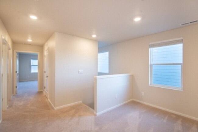 Building Photo - Beautiful newer construction 4 bed, 2.5 ba...