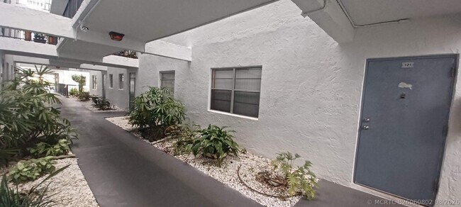 Building Photo - 121 Sunrise Lakes Dr E