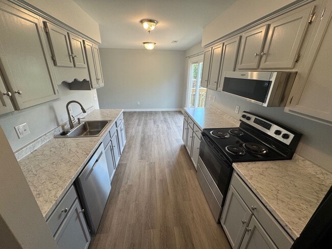 Building Photo - Renovated Townhouse with Fenced Yard