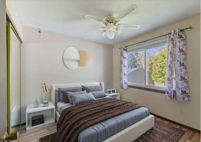 Building Photo - Spacious 3 bedroom home with a large Yard. Come see for yourself!