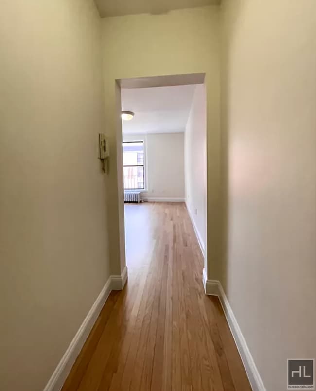 Building Photo - NO FEE Studio on Upper West Side! Won't St...