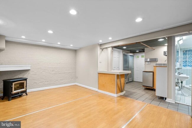 Building Photo - 11 E Rosemont Ave