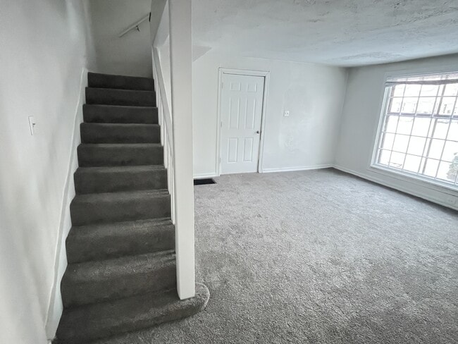 Building Photo - 913 Camp St