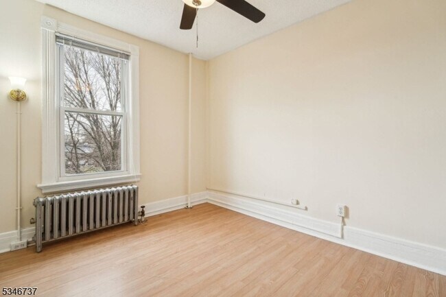 Building Photo - 44 Elm St