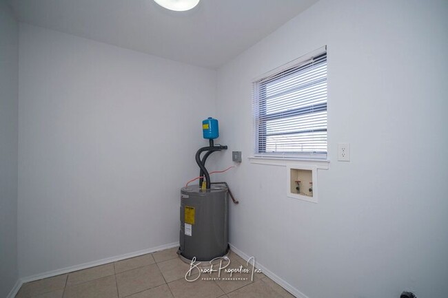 Building Photo - 7811 Woodpointe Dr