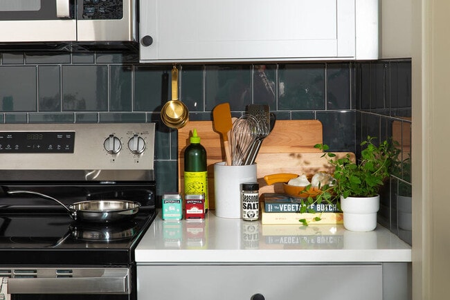 Building Photo - 723 Mt Vernon Ave