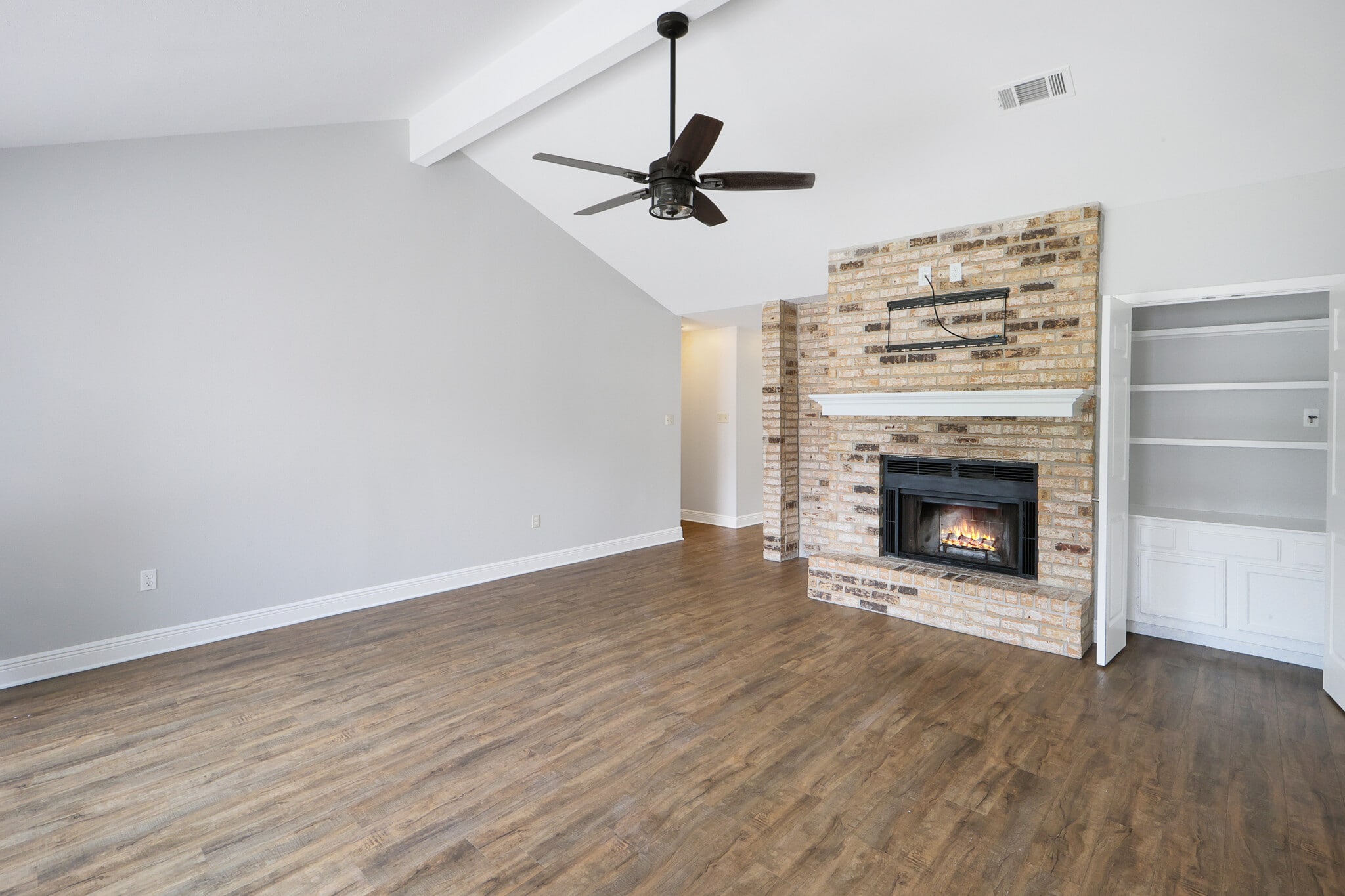 Livingroom - 811 N Lake Verret Ct
