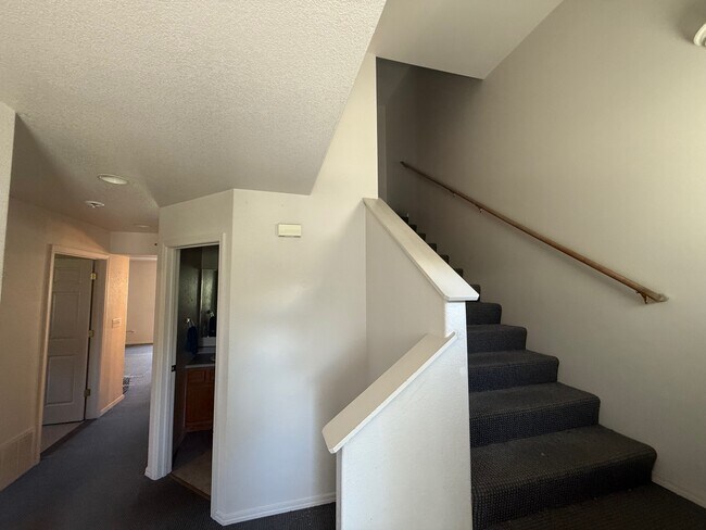 Building Photo - 913 Cardinal Dr