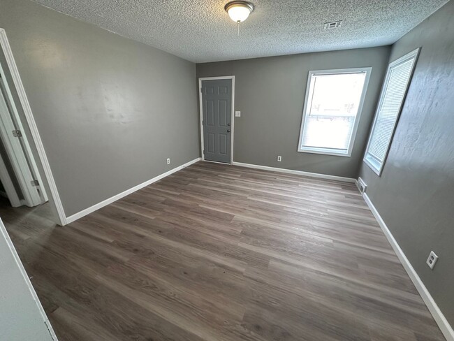 Building Photo - $825 - 2 bed 1 bath - Single Family Home w...