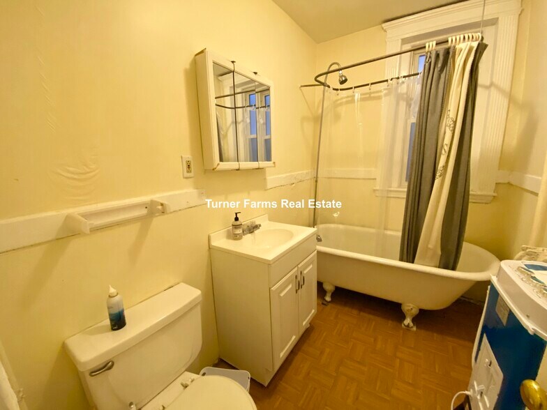 Building Photo - 465 Park Dr