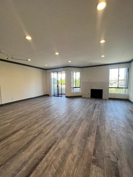 Building Photo - 13920 Moorpark St