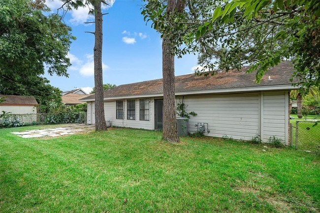 Building Photo - 4910 Honeysuckle Ln