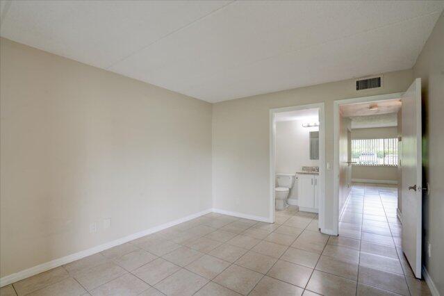 Building Photo - 1104 Meadows Cir