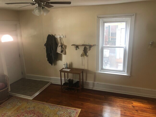 entry way - 5008 Beaumont Ave