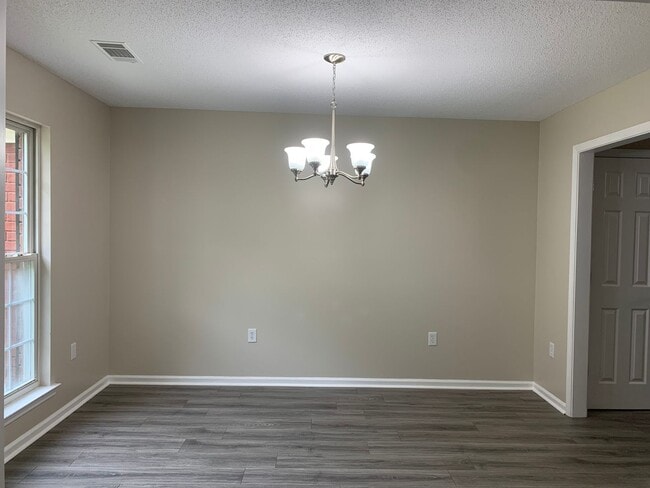 Building Photo - Newly Renovated