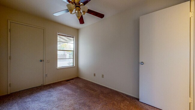 Building Photo - Bright 4 Bedroom 2 Full Bathroom Home with 2 Car Garage!