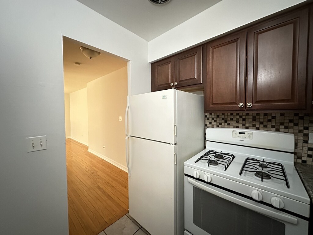 Building Photo - 6830 N Sheridan Rd