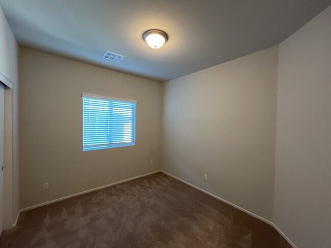 Building Photo - SHORT TERM LEASE,  Beautiful 3 bedroom 3 bathroom townhome.
