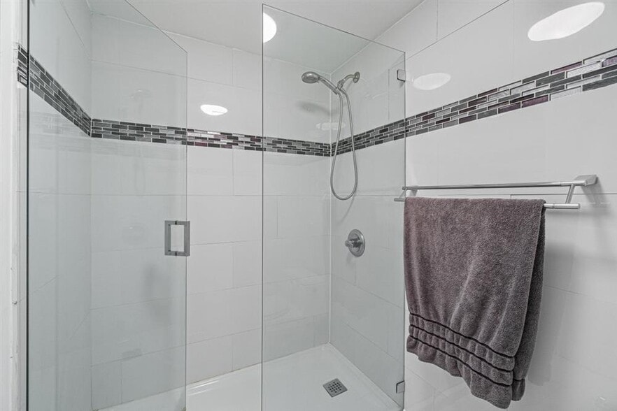 Building Photo - 1830 Embassy Dr