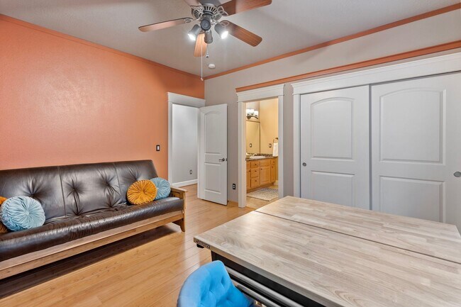 Building Photo - NW Grants Pass, Class, Style and Views!!!