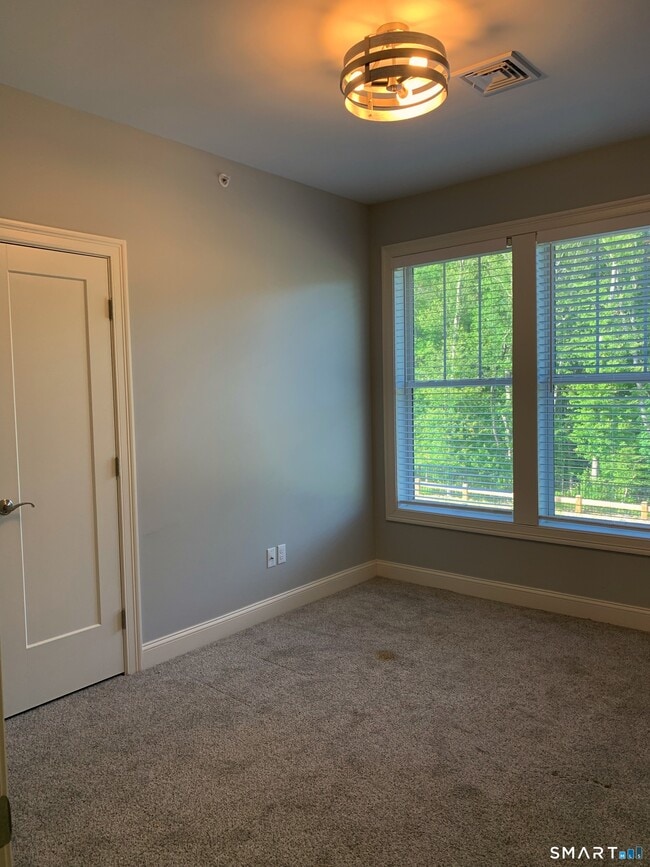 Building Photo - 501 Edgewater Cir