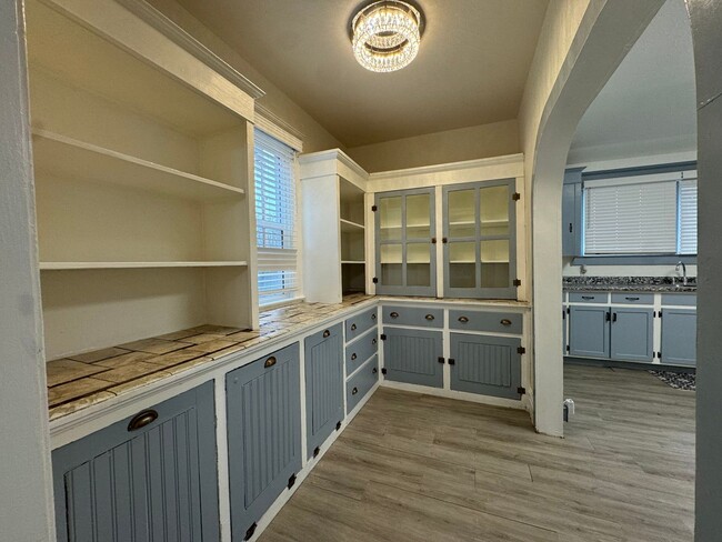 Building Photo - Charming 4 bedroom home