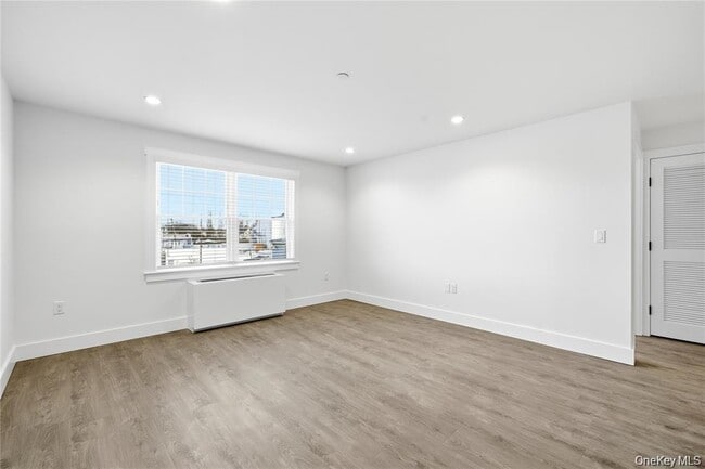 Building Photo - 180 Deer Park Ave