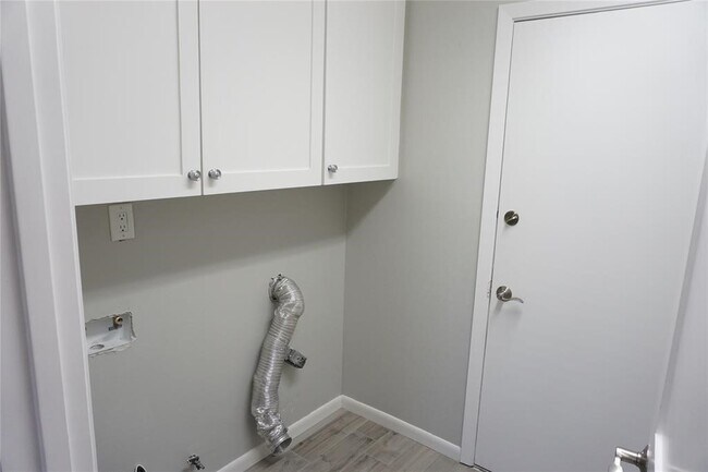 Building Photo - 5727 Braesvalley Dr