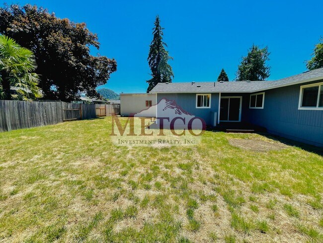 Building Photo - Spacious 4 Bedroom House In Springfield!