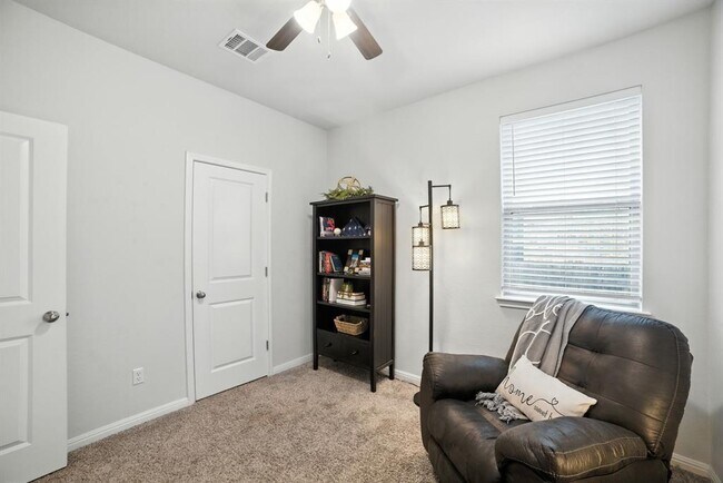 Building Photo - 324 Mountain Valley St