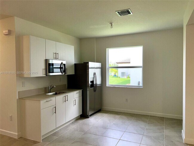 Building Photo - 2929 SE 23rd Ave